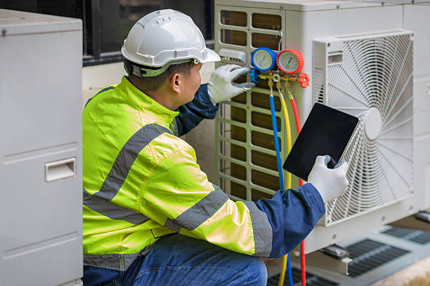 Professional Hvac technician working in Oakwood, IL
